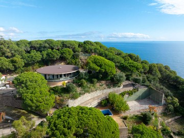 living - 558m² house / villa with 12,551m² garden for sale in Sant Pol de Mar - featured
