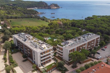 living - Piso de 132m² en venta en Palamós, Costa Brava - featured