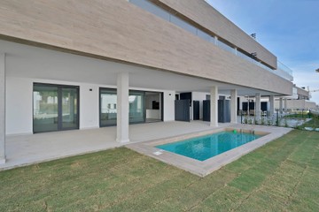 living - 152m² apartment with 100m² garden for sale in East Marbella - featured