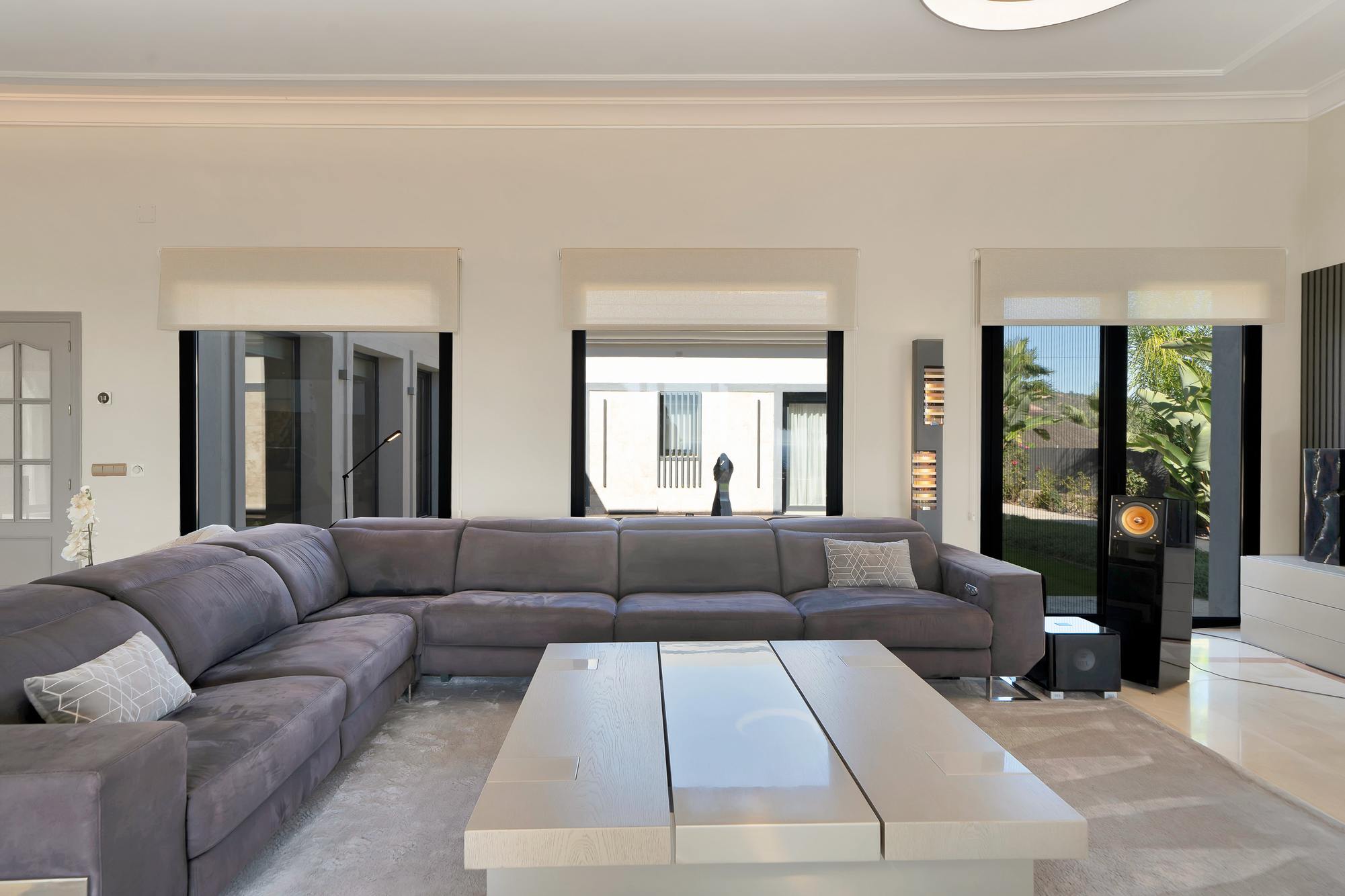 living - Casa / villa de 638m² con 1,295m² de jardín en venta en Este Marbella - gallery thumbnail - 6