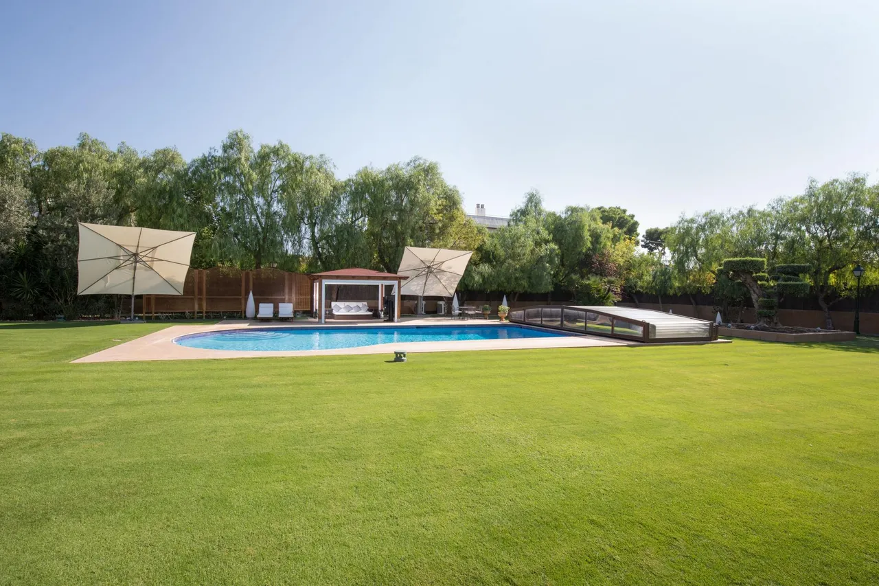 living - Villa de 990m² en venta en Terramar, Barcelona - gallery - 6
