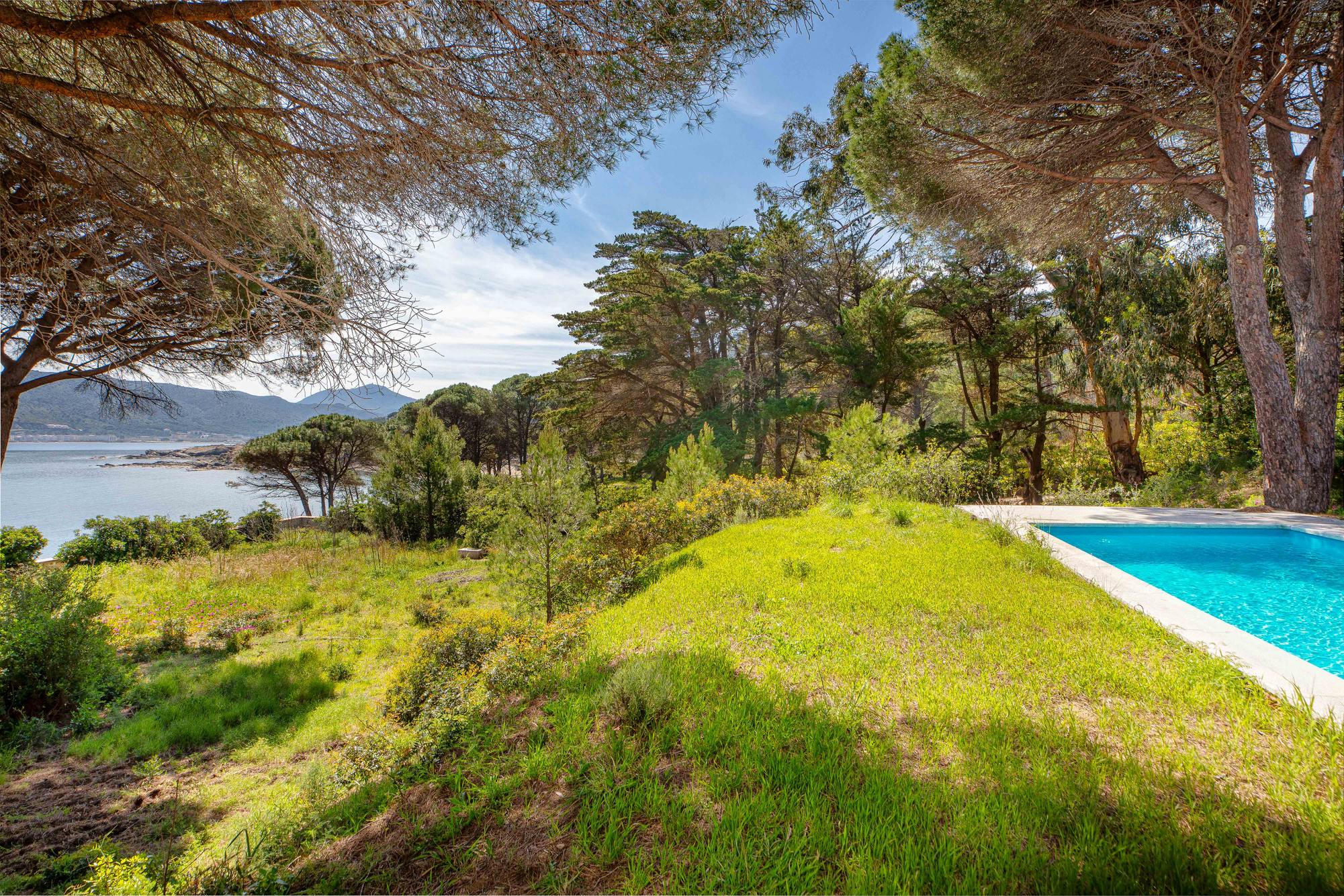 living - 490m² house / villa for sale in El Port de la Selva - featured