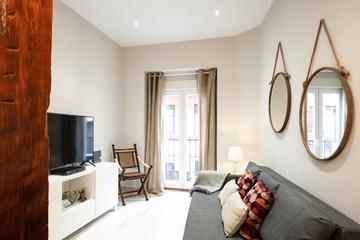 living - Piso de 45m² en alquiler en Cortes / Huertas, Madrid - featured