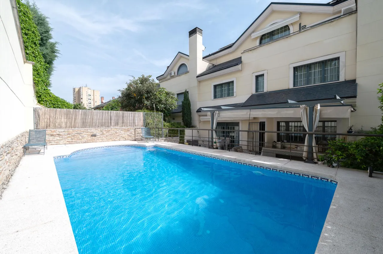 living - Casa / villa de 487m² en venta en Conde de Orgaz y Piovera - gallery - 2