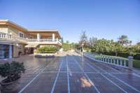 living - 325m² house / villa with 1,050m² garden for sale in Valencia Region - gallery thumbnail - 3