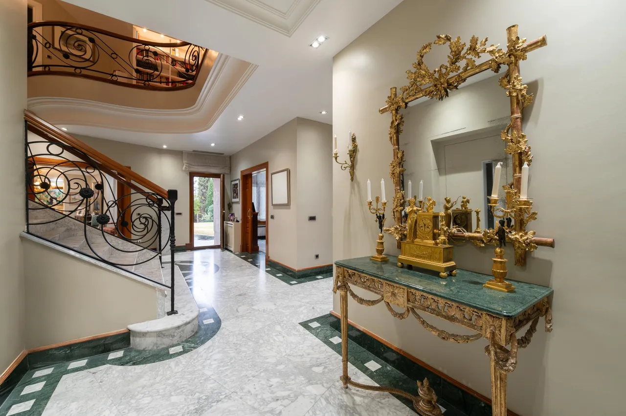 living - Casa / villa de 1,035m² en venta en Conde de Orgaz y Piovera - gallery - 4