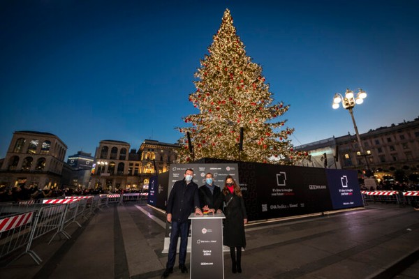 Accese le luci dell'Albero #Imagine in Piazza Duomo a Milano - featured