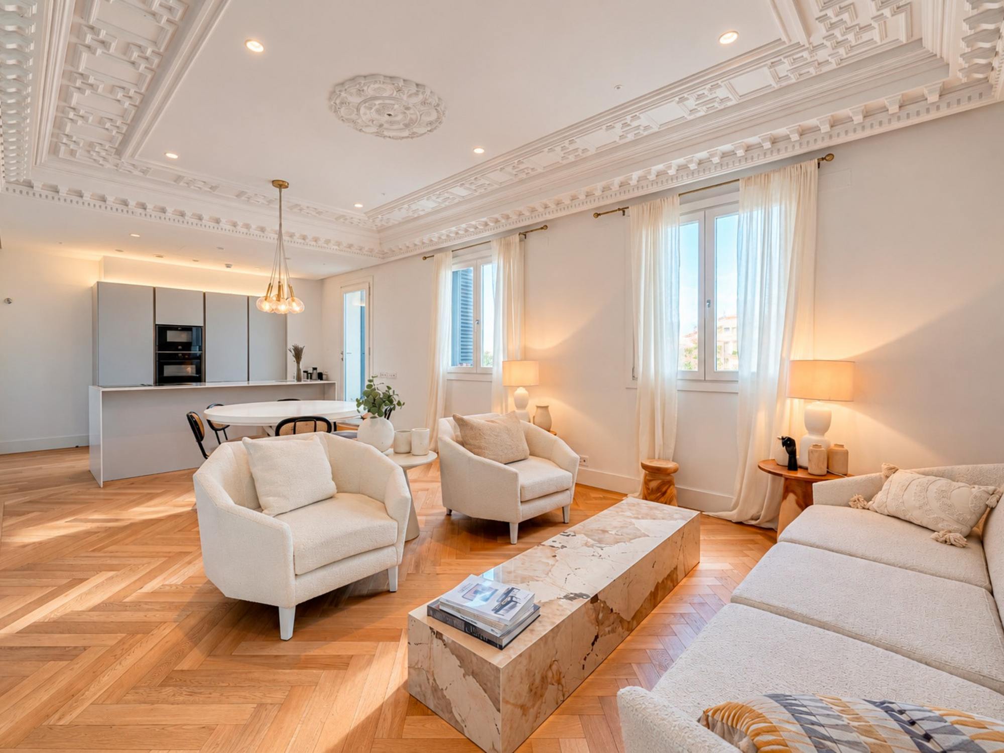 living - 130m² apartment for rent in Malasaña, Madrid - gallery - 2