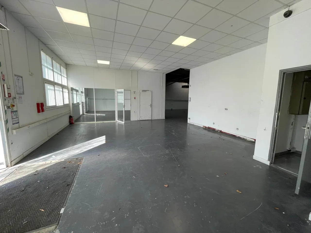 logistics - Light Industrial Premises / Offices For Rent - gallery - 3