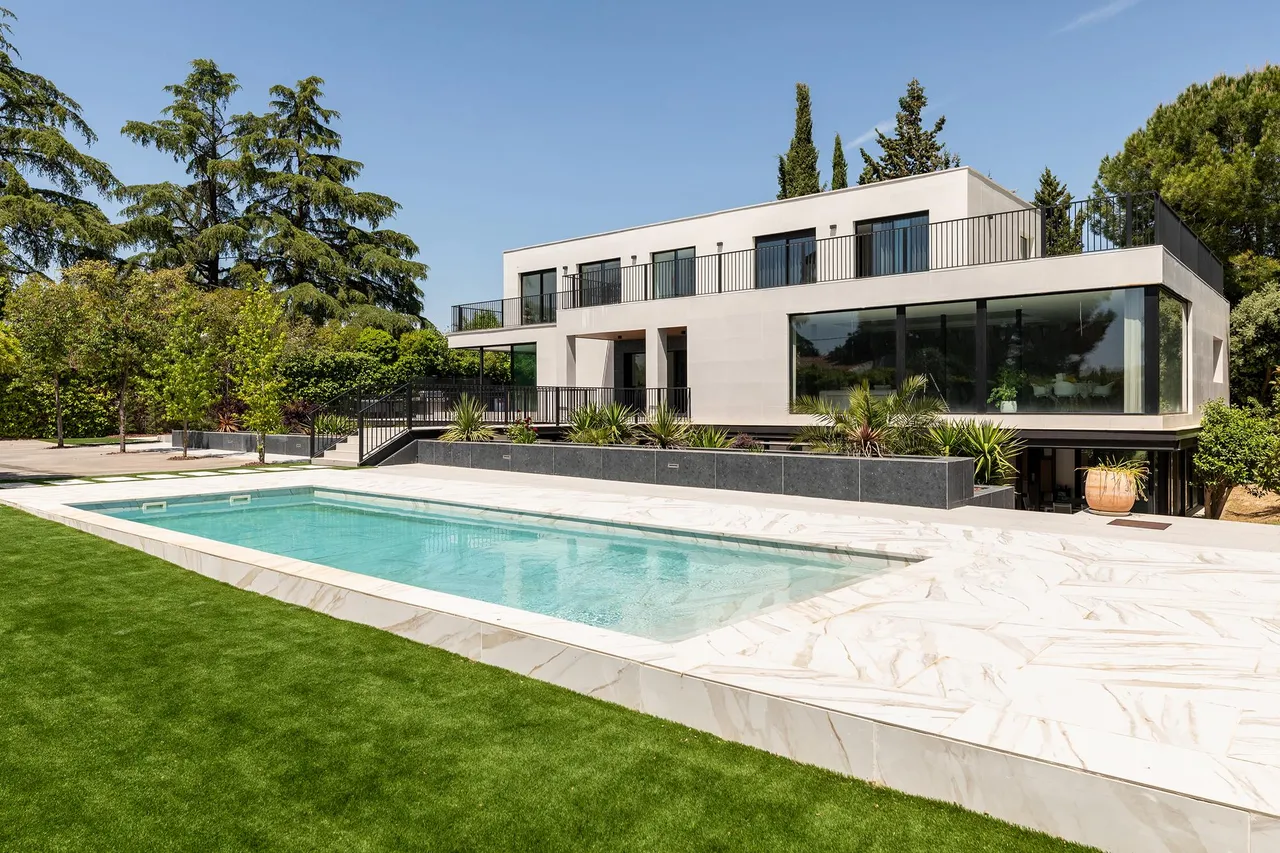 living - 868m² house / villa for sale in Majadahonda, Madrid - gallery - 2