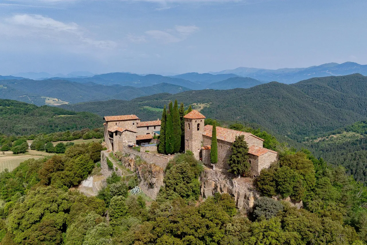 living - Castillo / palacio de 784m² en venta en La Garrotxa, Girona - gallery - 5