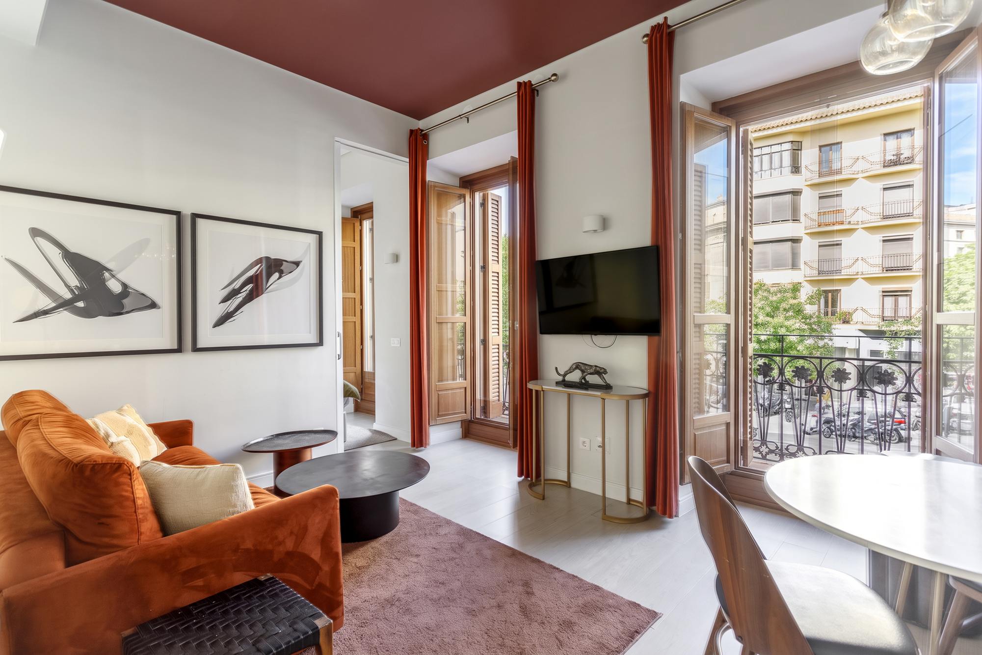 living - Piso de 88m² en alquiler en Malasaña, Madrid - gallery thumbnail - 2