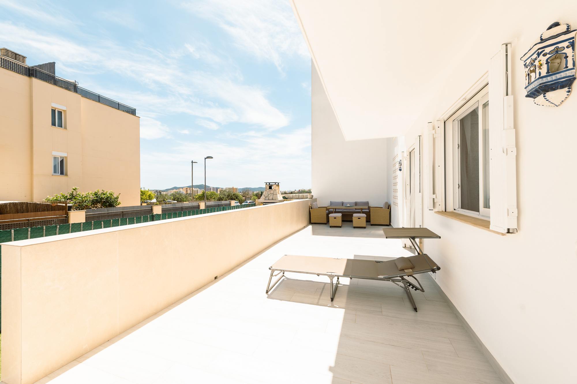 living - Piso de 86m² con 42m² de jardín en venta en Ibiza ciudad - gallery thumbnail - 1