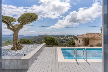 living - 280m² house / villa for sale in Lloret de Mar, Costa Brava - featured