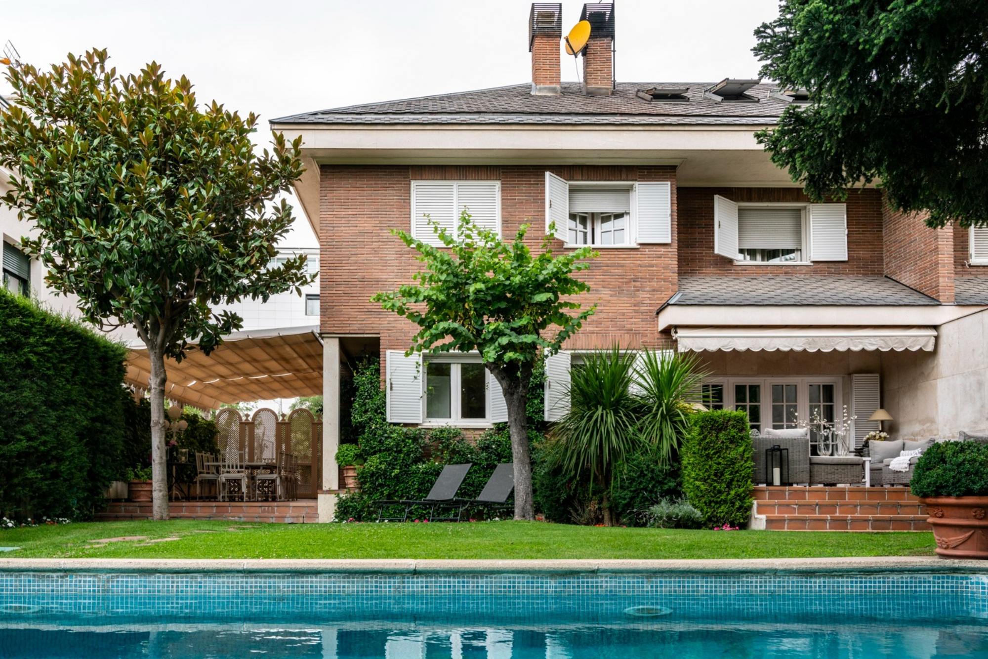 living - Casa / villa de 432m² con 70m² de jardín en venta en Hispanoamérica - gallery thumbnail - 1