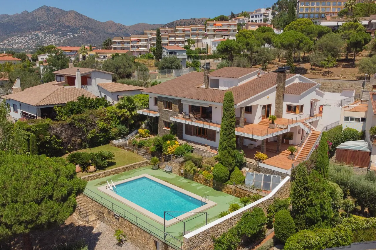 living - Casa / villa de 704m² en venta en Bahía de Rosas - gallery - 2