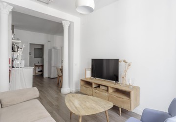 living - Piso de 55m² en alquiler en Sol, Madrid - featured