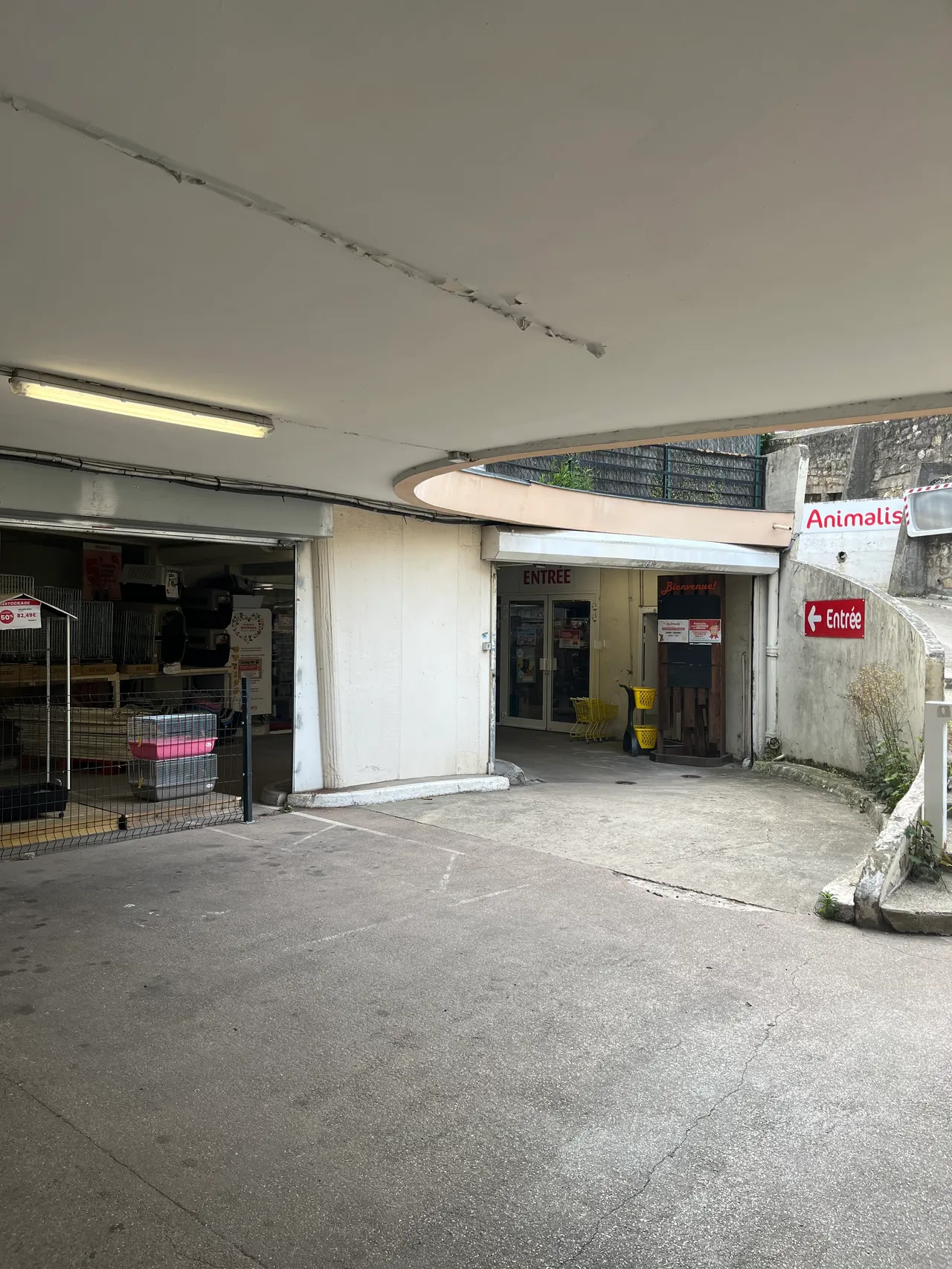 retail - Shop At The Foot Of The Building For Rent - gallery - 2