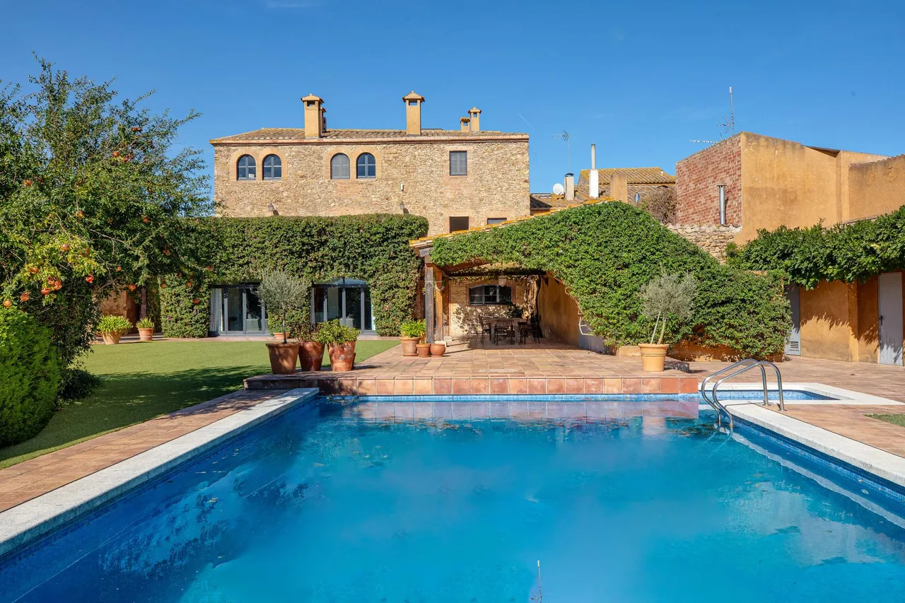 living - 834m² house / villa for sale in Baix Empordà, Girona - gallery - 2