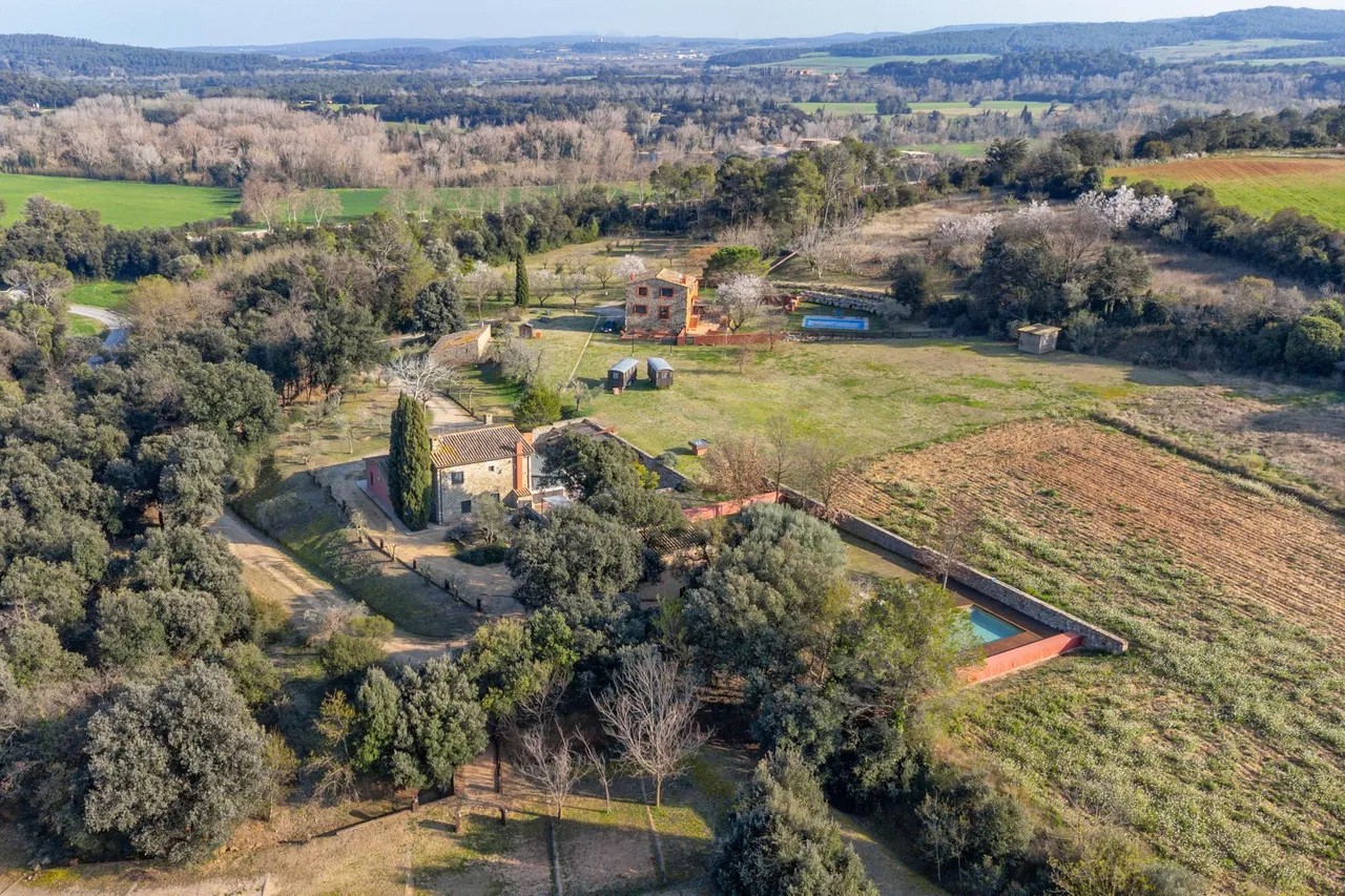 living - Casa rural de 724m² en venta en Pla de l'Estany, Girona - gallery - 3