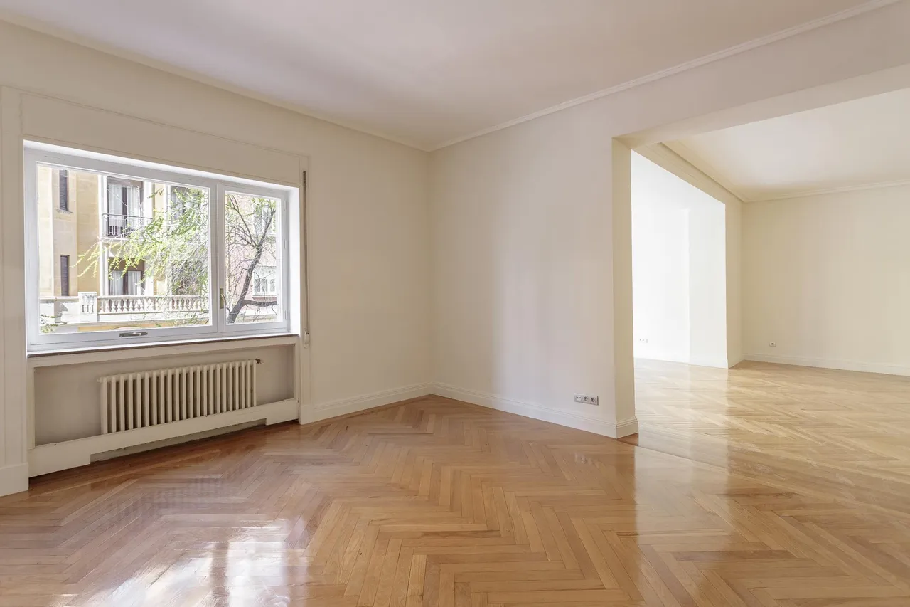 living - Piso de 350m² en alquiler en Almagro, Madrid - gallery - 7