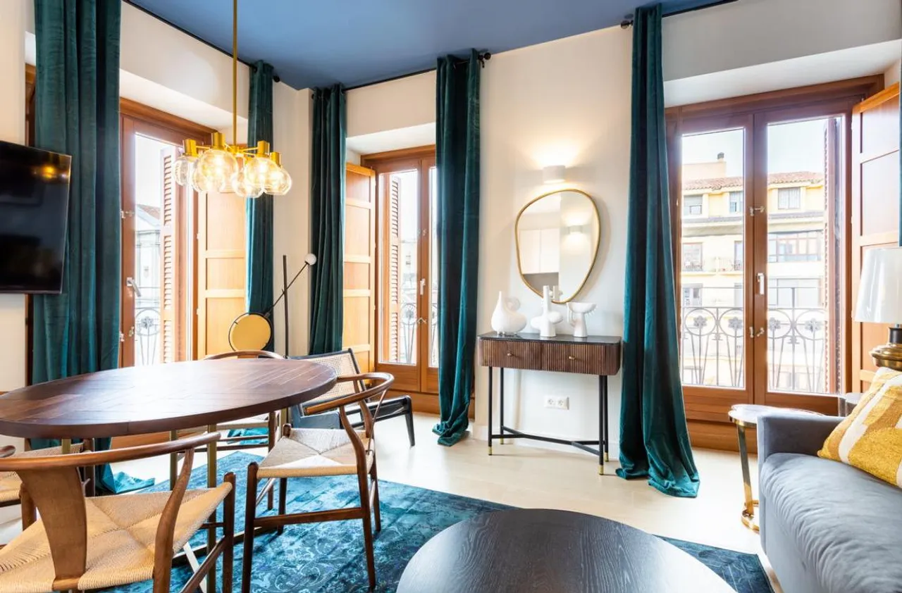 living - 85m² apartment for rent in Malasaña, Madrid - gallery - 2
