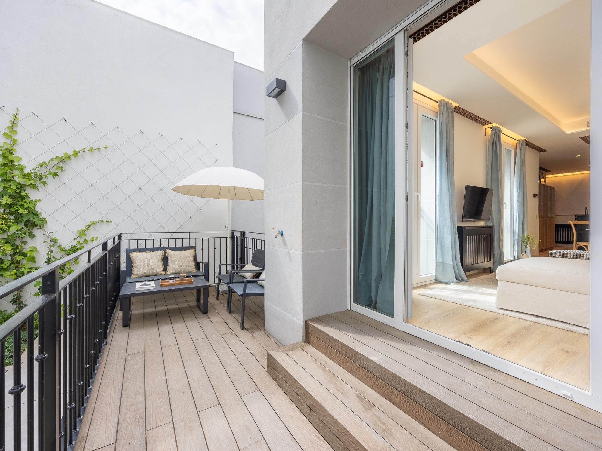 living - Piso de 93m² en alquiler en Embajadores, Madrid - gallery thumbnail - 2