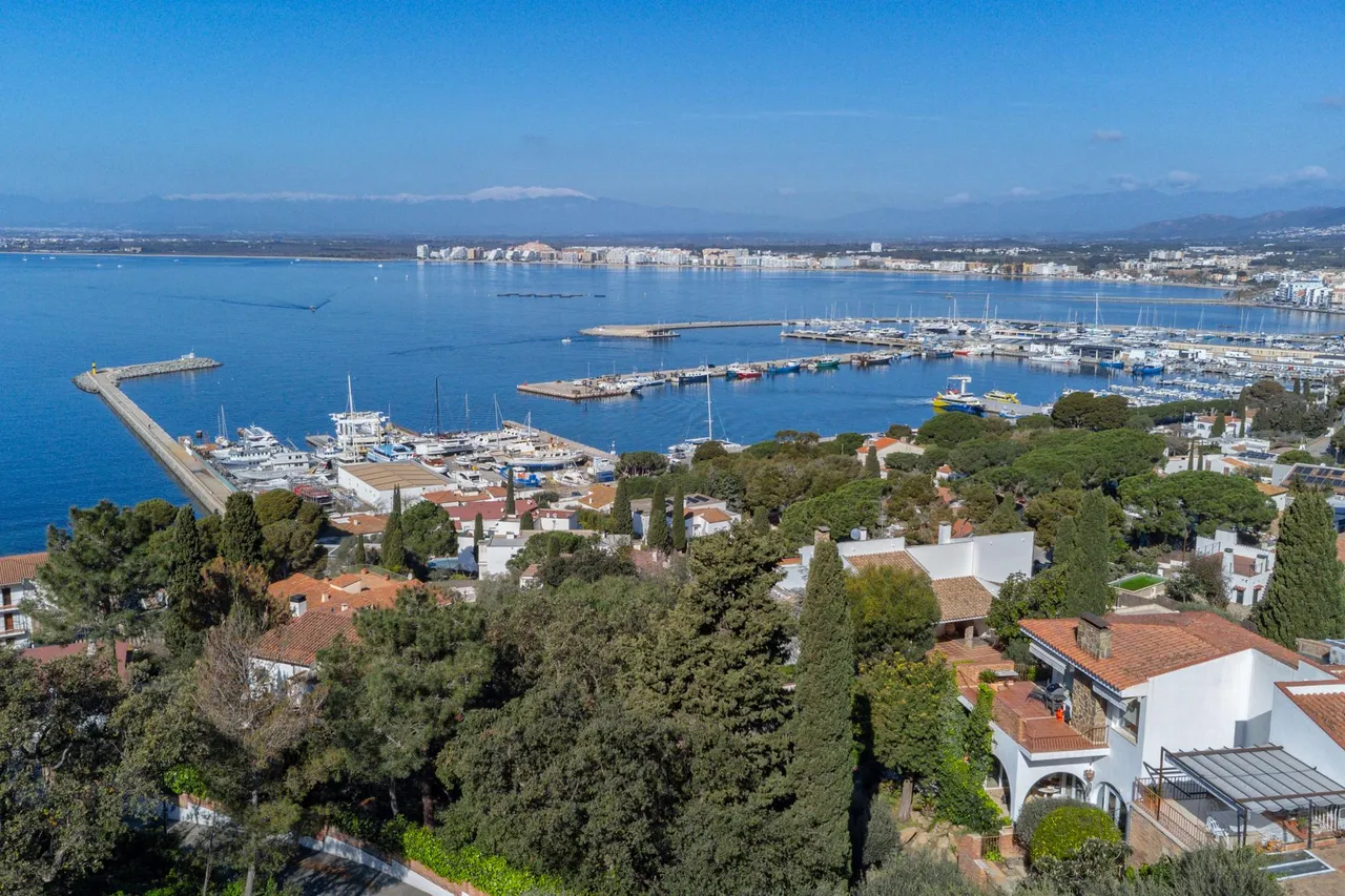 living - 1,232m² plot for sale in Bay of Roses, Costa Brava - gallery - 10