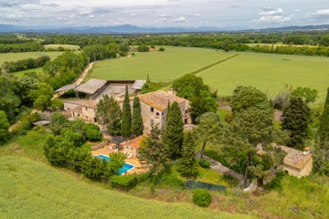 living - Casa rural de 2,460m² en venta en El Gironés, Girona - featured