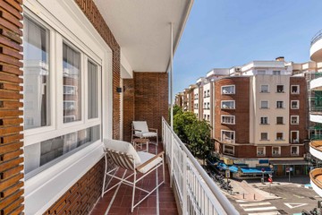living - Piso de 120m² con 11m² terraza en venta en Arapiles, Madrid - featured