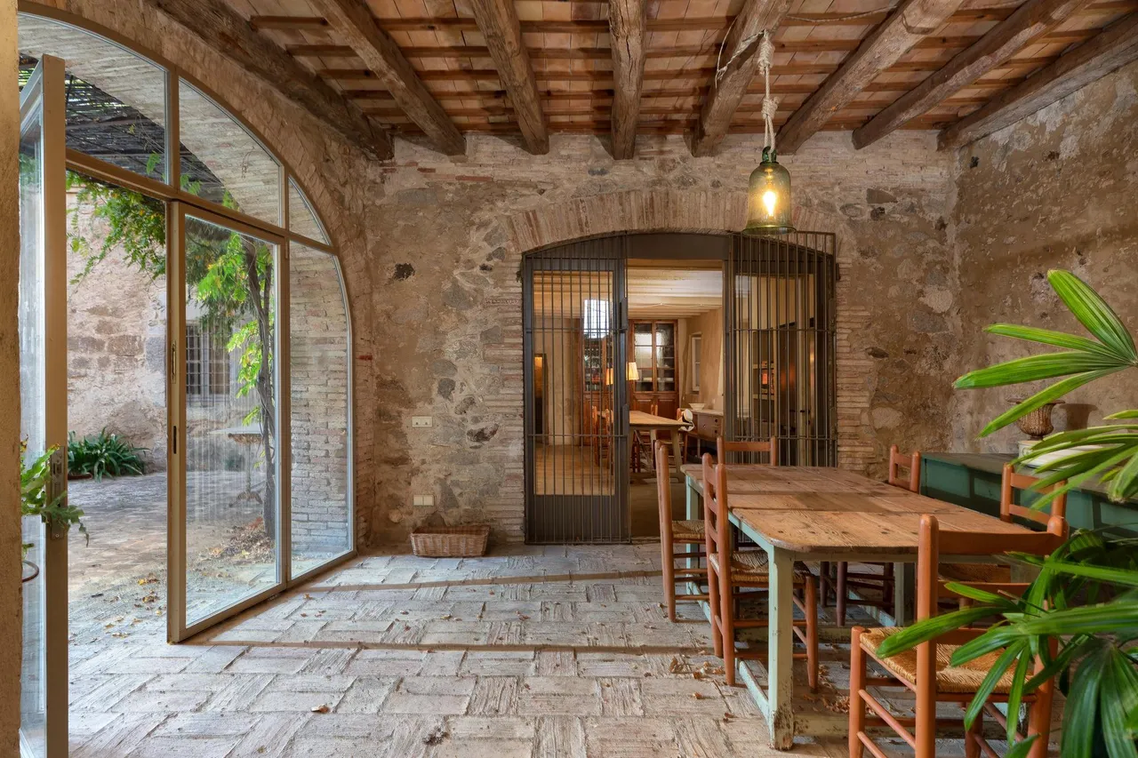 living - Casa rural de 1,011m² en venta en Alt Empordà, Girona - gallery - 4