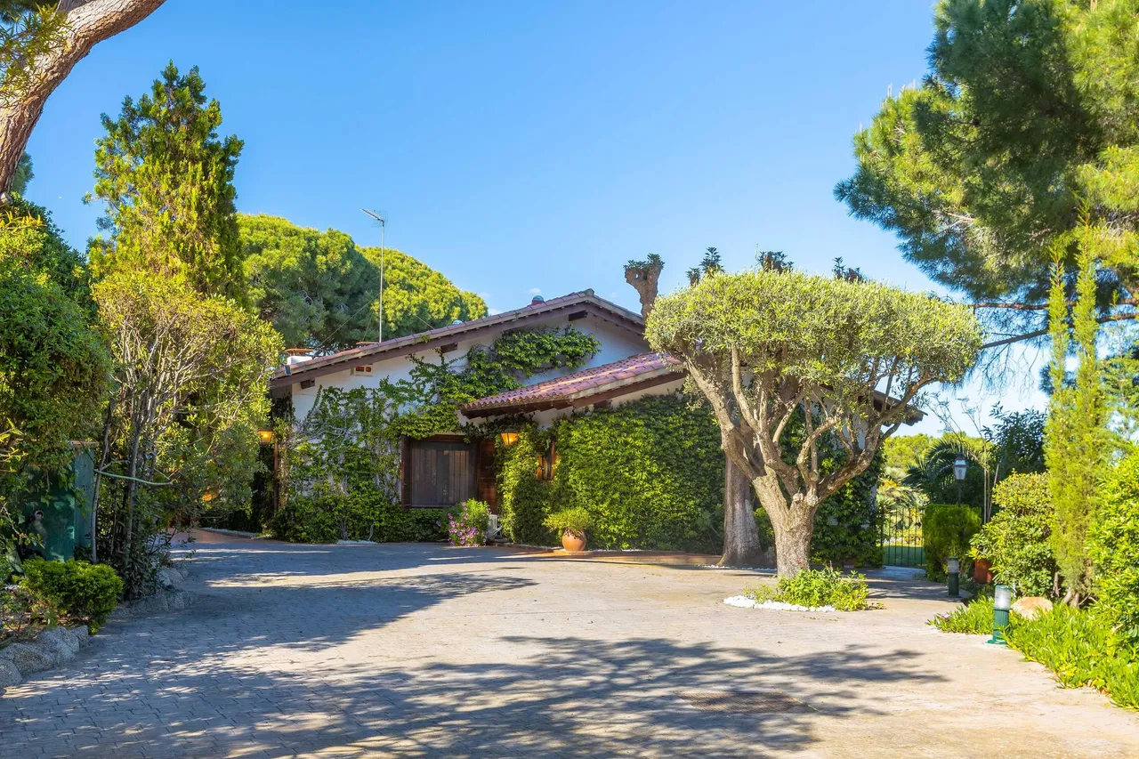 living - 698m² house / villa for sale in Cabrera de Mar, Barcelona - gallery - 5
