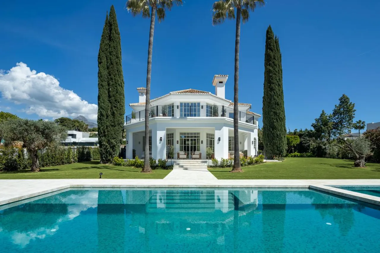 living - Casa / villa de 722m² con 150m² terraza en venta en Nueva Andalucía - gallery - 2