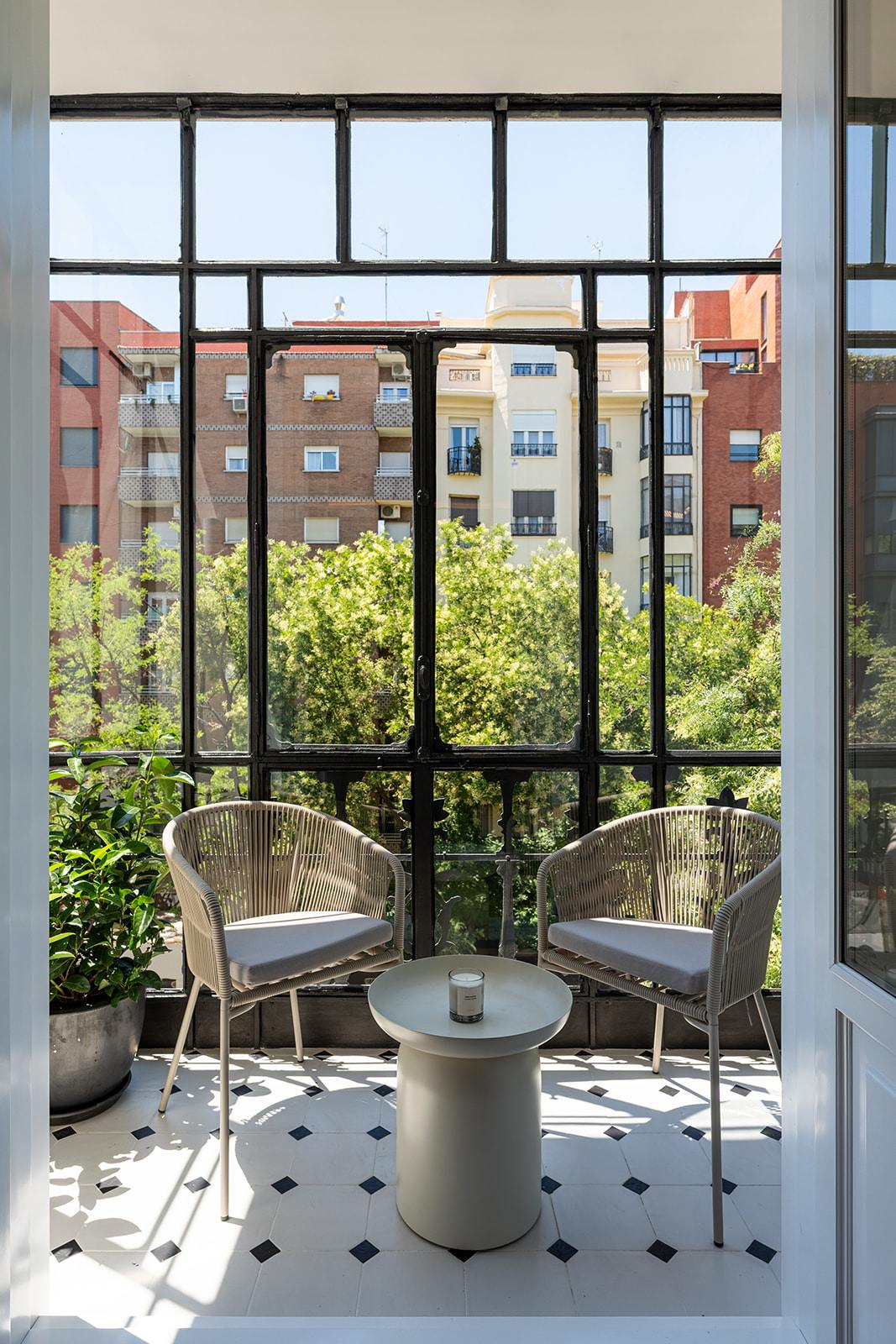 living - Piso de 234m² en venta en Almagro, Madrid - gallery thumbnail - 5