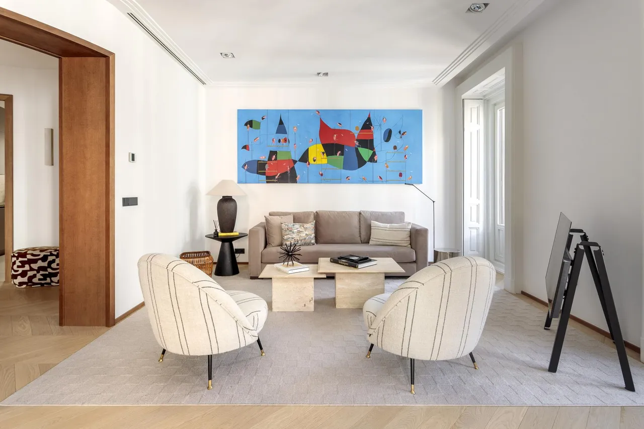 living - 160m² apartment for rent in Cortes / Huertas, Madrid - gallery - 2
