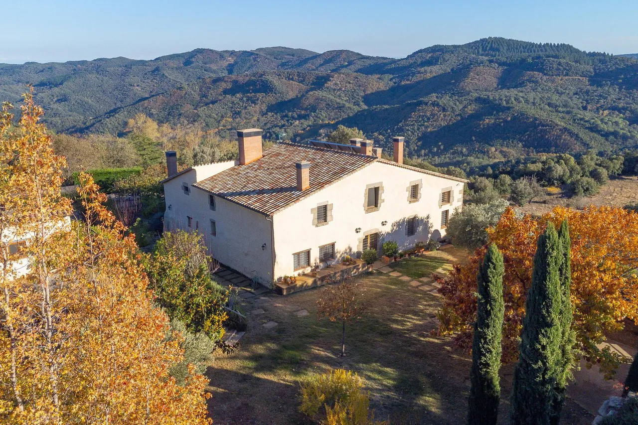 living - Casa rural de 794m² con 30,000m² de jardín en venta en La Selva - gallery - 2