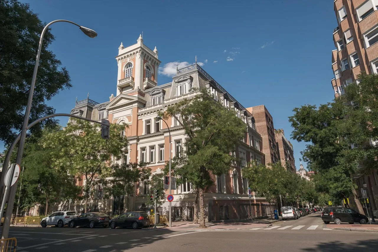 living - Piso de 317m² en venta en Almagro, Madrid - gallery - 10