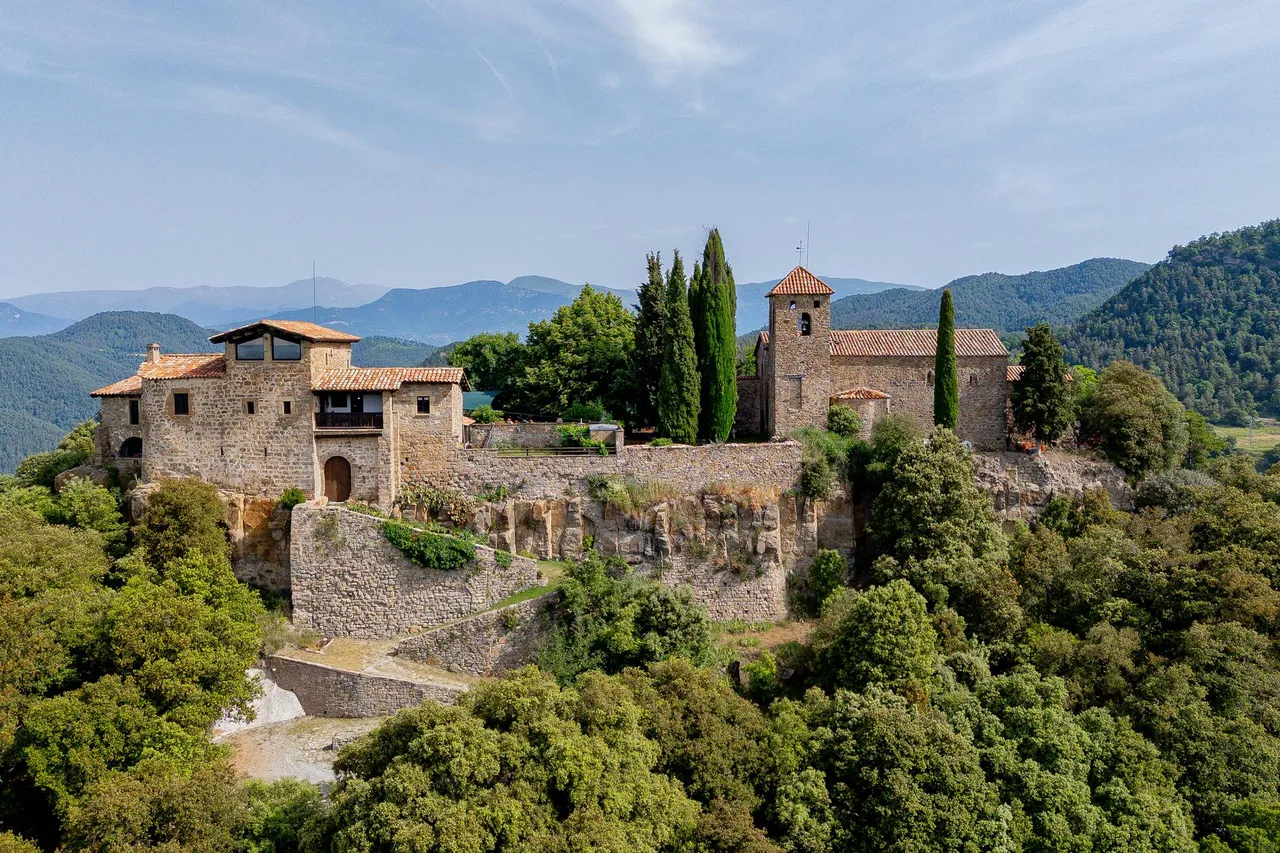 living - 784m² castle / palace for sale in La Garrotxa, Girona - gallery - 9