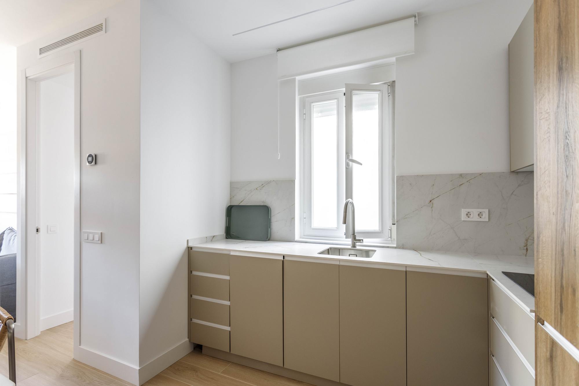 living - 70m² apartment for rent in Arapiles, Madrid - gallery thumbnail - 8