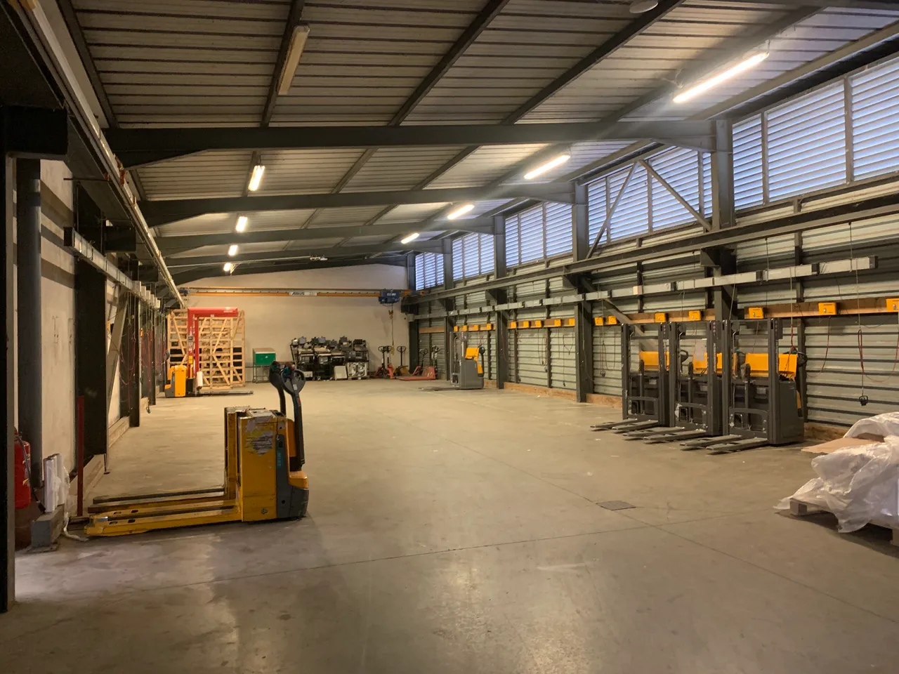 logistics - Courier Warehouse For Rent - gallery - 4