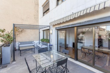 living - 2-bedroom penthouse with terrace for rent in Pla del Real - featured