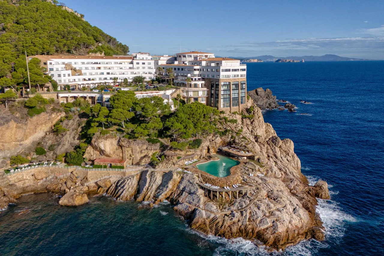living - Piso de 409m² en venta en Sa Tuna, Costa Brava - gallery - 6