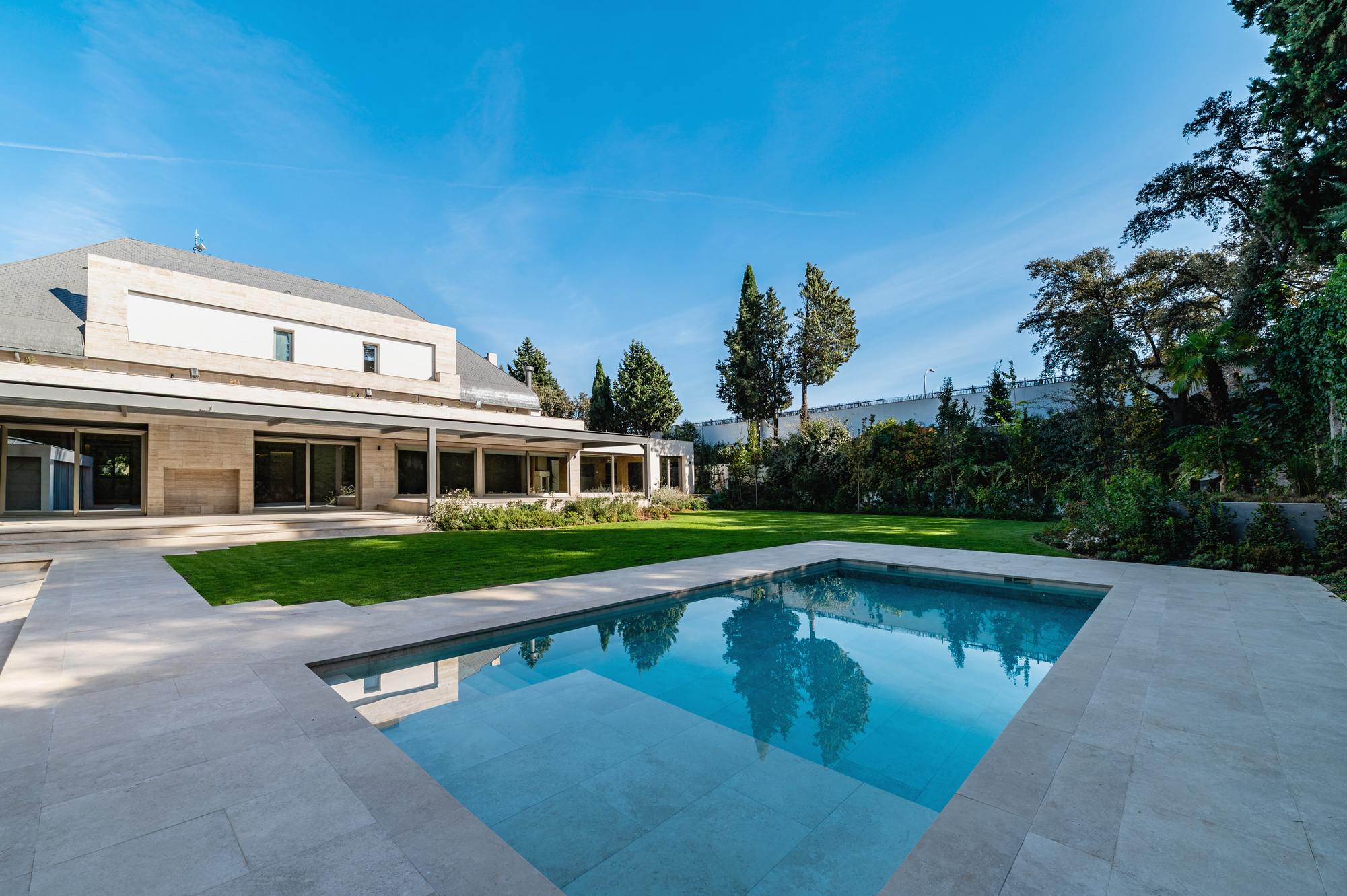 living - 1,499m² house / villa for sale in La Moraleja Urbanización - featured