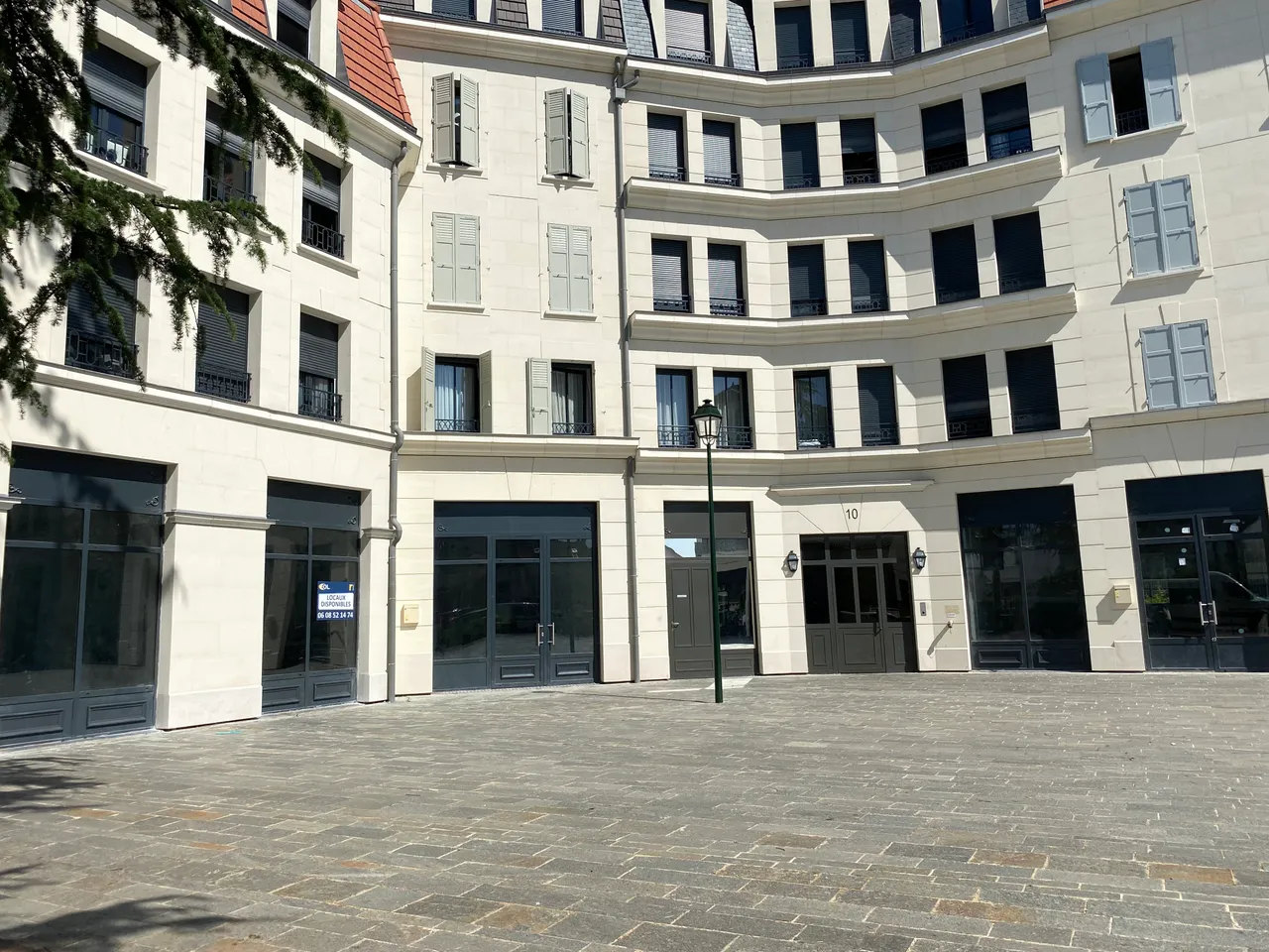 retail - Shop At The Foot Of The Building For Rent - gallery - 4