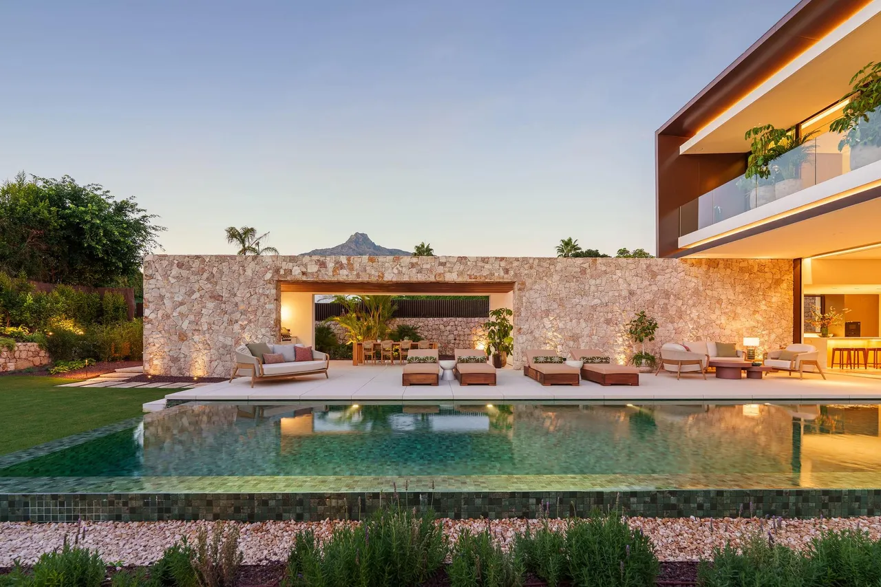 living - Casa / villa de 1,010m² con 600m² de jardín en venta en Milla de Oro - gallery - 2