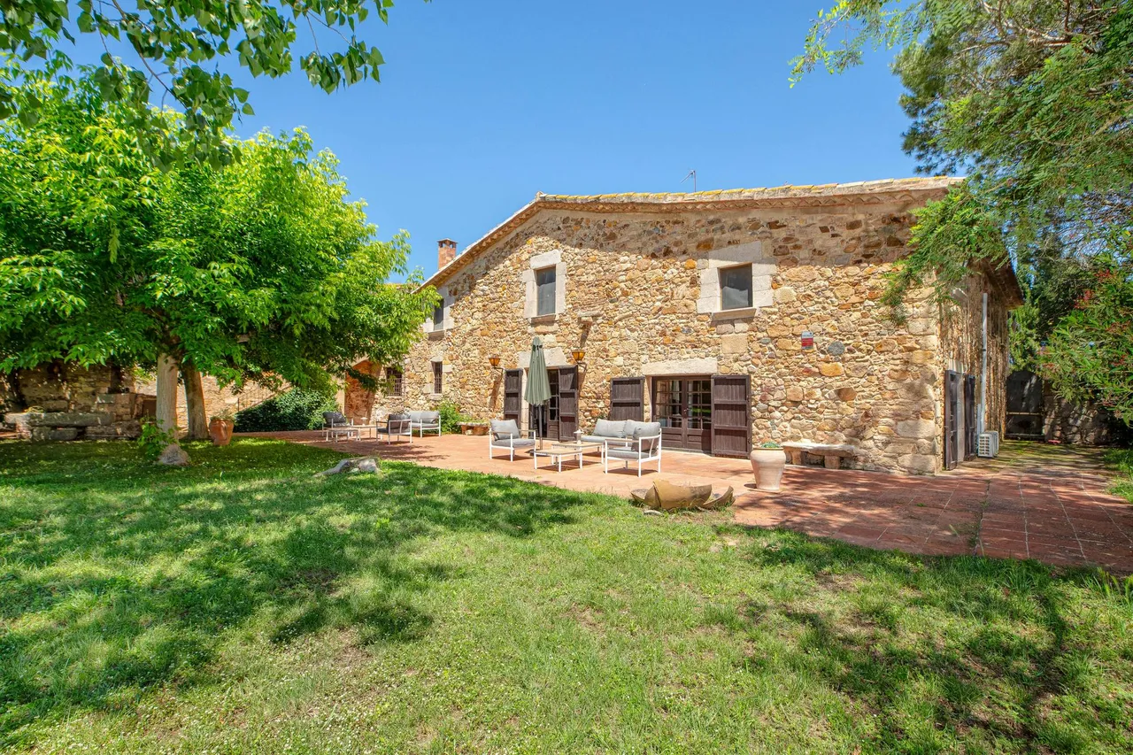 living - 627m² country house for sale in El Gironés, Girona - gallery - 2