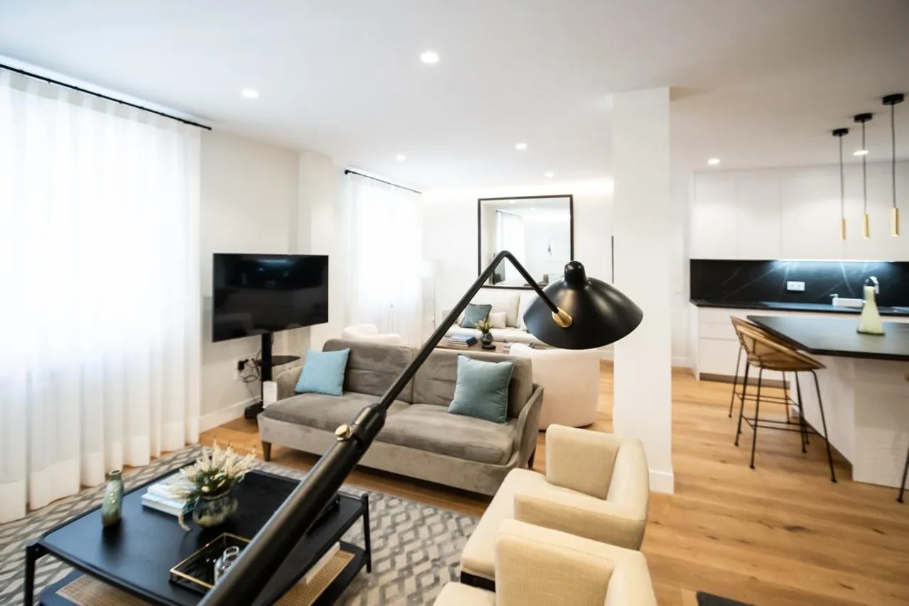 living - 150m² apartment for rent in Recoletos, Madrid - gallery - 6