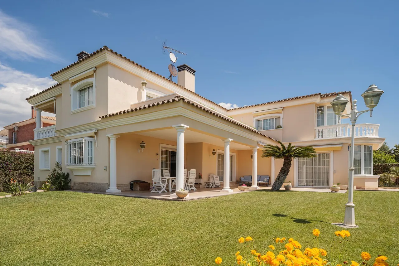 living - 775m² house / villa for sale in Vilassar de Dalt, Barcelona - gallery - 3