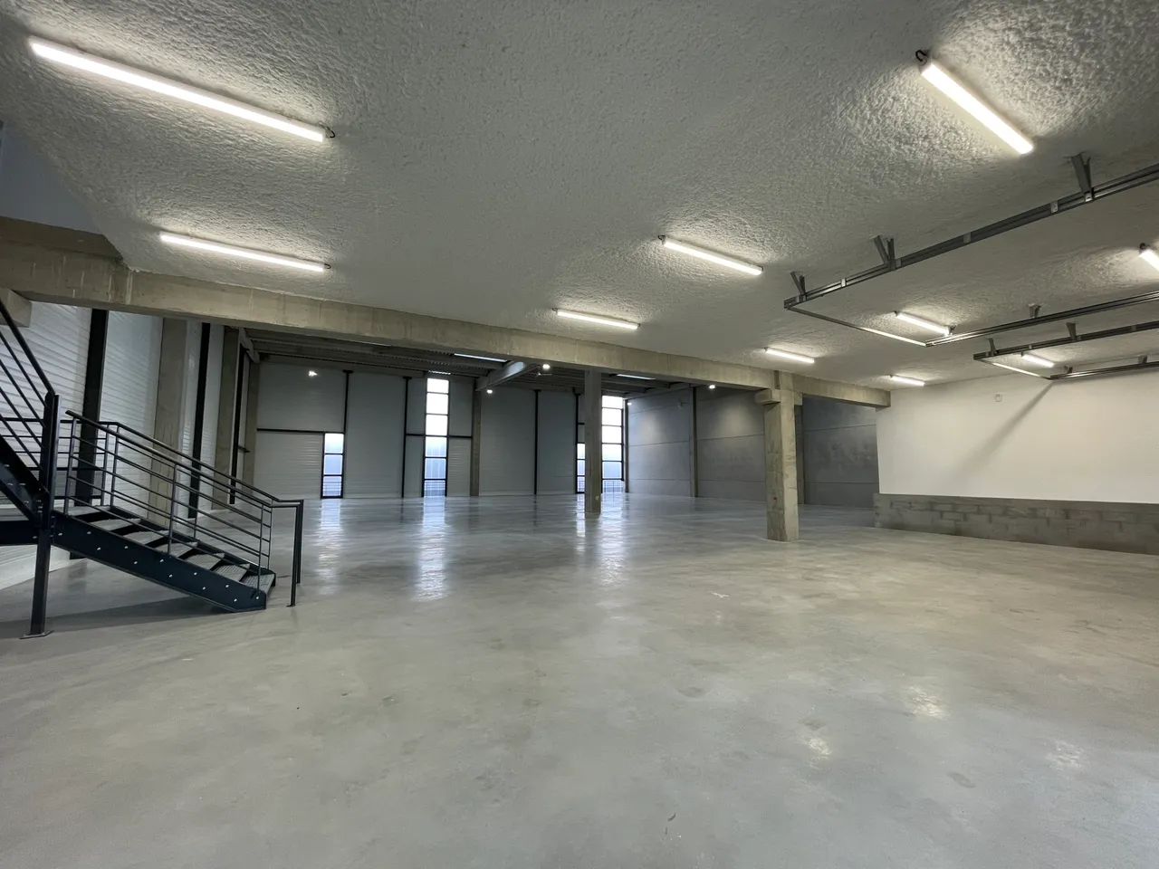 logistics - Light Industrial Premises / Offices For Rent - gallery - 2