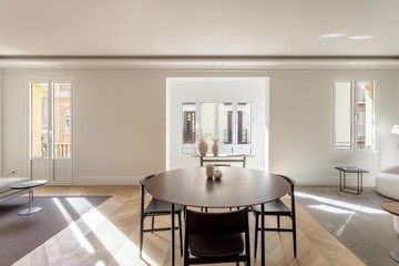 living - Piso de 234m² en venta en Almagro, Madrid - featured